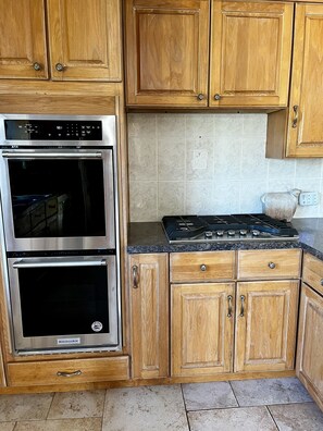 Fridge, microwave, oven, stovetop - 3 bedroom home with pool (Sandys)