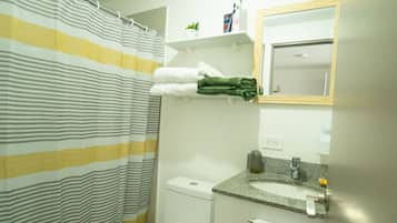 Douche, sĂšche-cheveux, bidet, serviettes fournies
