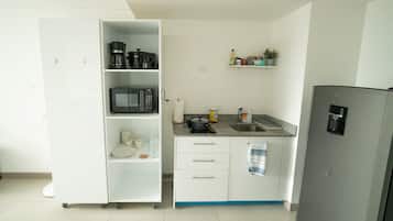 Een koelkast, een microgolfoven, een kookplaat