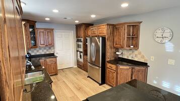 冰箱、微波炉、烤箱、炉灶