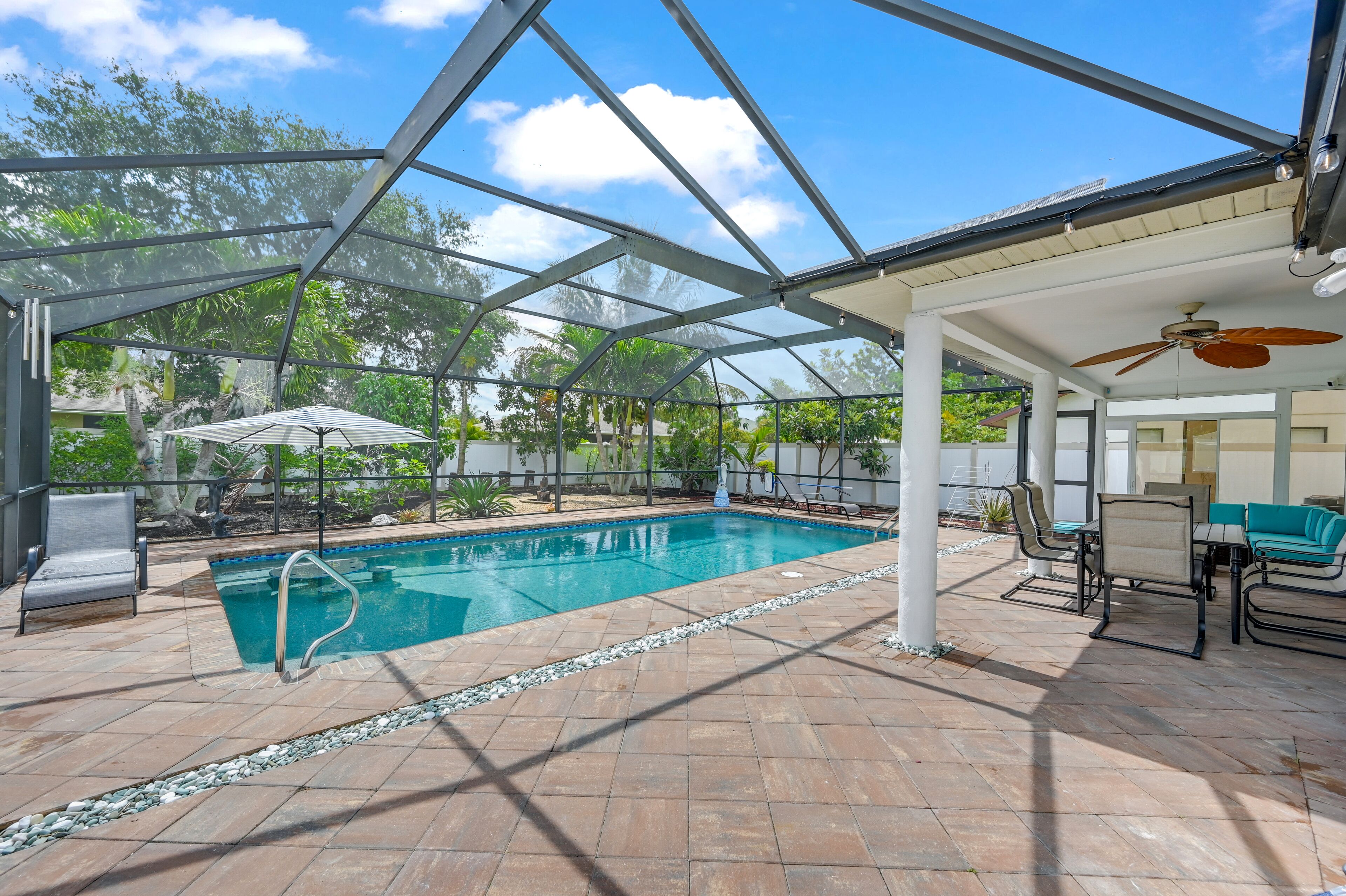 Palm House 3-bedrooms, kings beds, family friendly, heated oversized pool