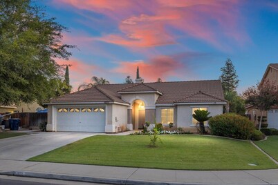 Revitalizing 3 Bedroom Home in Bakersfield with Pool and Wi-fi