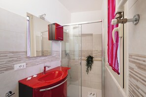 Dusche, Bidet, Handtücher, Seife
