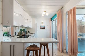Geladeira, micro-ondas, cooktop, lava-louƧas