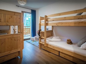 3 habitaciones, tabla de planchar con plancha, wifi y ropa de cama 