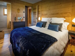 4 habitaciones, tabla de planchar con plancha, wifi y ropa de cama 