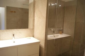 Appartement, 1 grand lit et 1 canapé-lit | Salle de bain