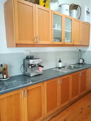 Kühlschrank, Mikrowelle, Ofen, Wasserkocher mit Kaffee-/Teezubehör
