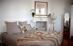 3 bedrooms, desk, iron/ironing board, travel cot - Spectacular Large House with Lush Views (Neutral Bay)