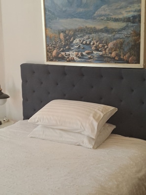 3 Schlafzimmer, Schreibtisch, Bügeleisen/Bügelbrett, Reisekinderbett