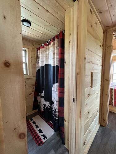Cozy Bear Haven: Tiny Cabin, Incredible View!