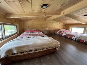 1 bedroom, free WiFi, bed sheets - Cozy Bear Haven: Tiny Cabin, Incredible View! (Boone)
