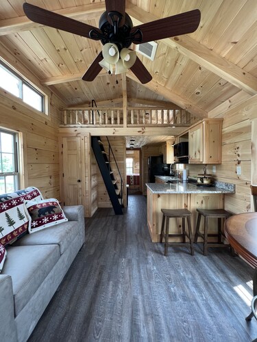 Cozy Bear Haven: Tiny Cabin, Incredible View!
