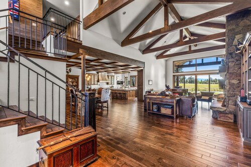 Bend Luxury Escape | Mountain Views, Sauna & Home Gym