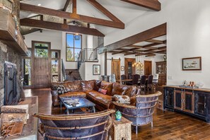 Smart TV, fireplace - Bend Luxury Escape | Mountain Views, Sauna & Home Gym (Bend)