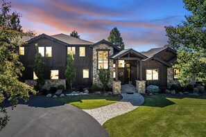 Exterior - Bend Luxury Escape | Mountain Views, Sauna & Home Gym (Bend)