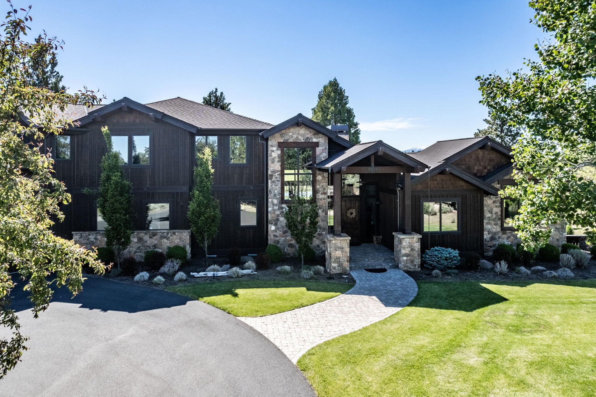 Hot Tub ~ Mountain Views ~ Home Gym~ Sauna ~ Firepit ~ AC ~ Dog Friendly!