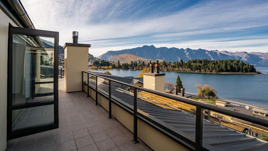 2-BEDROOM PENTHOUSE APARTMENT - THE BEACON 1004