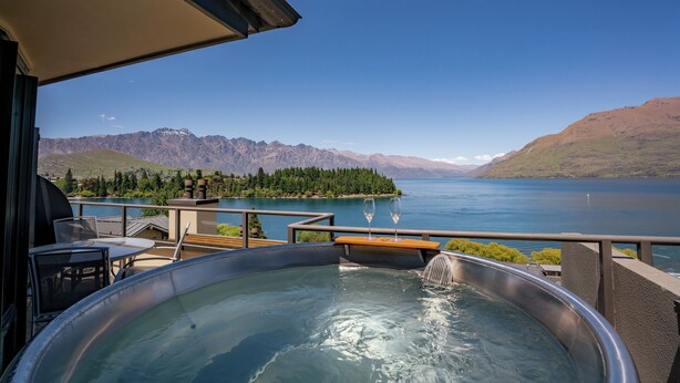 Un bain à remous avec vue sur un lac et des montagnes.