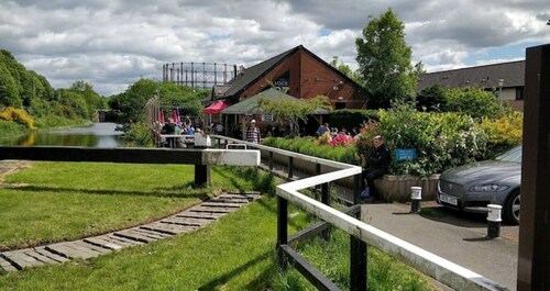 Modern, airy, bright Westend 2 bed + free parking - kid and pet friendly!