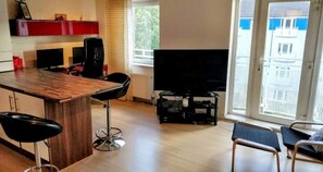 Interior - Modern, airy, bright Westend 2 bed + free parking - kid and pet friendly! (Glasgow)