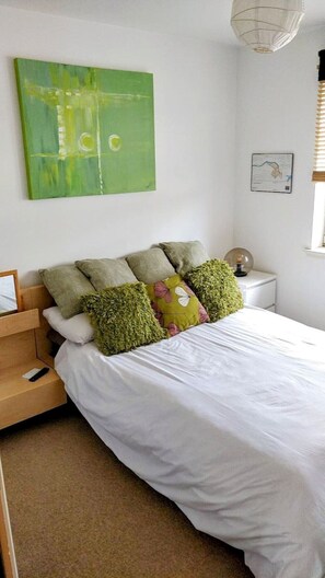 2 bedrooms, desk, iron/ironing board, free WiFi - Modern, airy, bright Westend 2 bed + free parking - kid and pet friendly! (Glasgow)