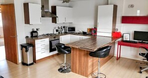 Fridge, microwave, oven, stovetop - Modern, airy, bright Westend 2 bed + free parking - kid and pet friendly! (Glasgow)