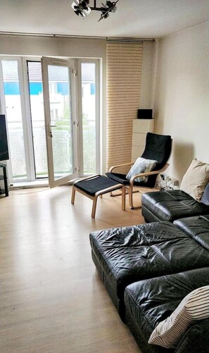 Smart TV, Netflix, streaming services, computer monitors - Modern, airy, bright Westend 2 bed + free parking - kid and pet friendly! (Glasgow)