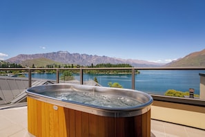 Studio | Balcony - SPACIOUS UNIT WITH VIEWS AND BALCONY (Queenstown)