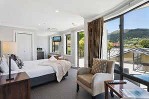 Studio | Iron/ironing board, free WiFi - SPACIOUS UNIT WITH VIEWS AND BALCONY (Queenstown)