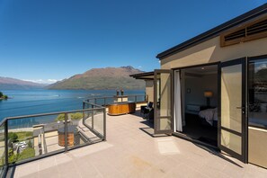 Studio | Balcony - SPACIOUS UNIT WITH VIEWS AND BALCONY (Queenstown)