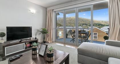 LAKESIDE LIVING - MODERN 2-BEDROOM APARTMENT