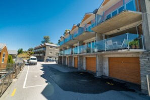Exterior - LAKESIDE LIVING - MODERN 2-BEDROOM APARTMENT (Queenstown)