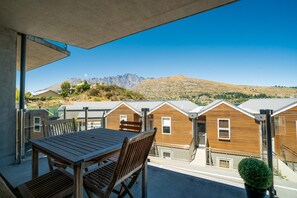 Apartment | Balcony - LAKESIDE LIVING - MODERN 2-BEDROOM APARTMENT (Queenstown)