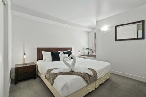 Apartment | 2 bedrooms, iron/ironing board, free WiFi - LAKESIDE LIVING - MODERN 2-BEDROOM APARTMENT (Queenstown)