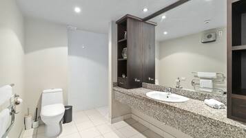 Apartment | Badezimmer | Duschwanne, Handtücher