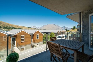 Balcony - LAKESIDE LIVING - MODERN 2-BEDROOM APARTMENT (Queenstown)
