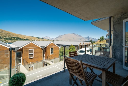 LAKESIDE LIVING - MODERN 2-BEDROOM APARTMENT