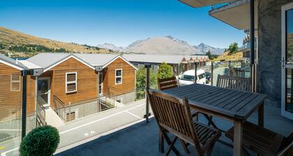 LAKESIDE LIVING - MODERN 2-BEDROOM APARTMENT