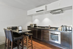 Apartment | Private kitchen | Full-sized fridge, microwave, oven, stovetop - LAKESIDE LIVING - MODERN 2-BEDROOM APARTMENT (Queenstown)
