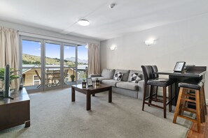 Living area - LAKESIDE LIVING - MODERN 2-BEDROOM APARTMENT (Queenstown)