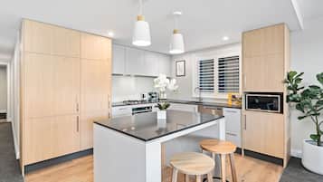 Apartment | Dapur peribadi | Peti sejuk/penyejuk beku saiz penuh, ketuhar gelombang mikro, ketuhar