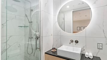 Apartment | Bilik Mandi | Gabungan pancuran/tab mandi, kelengkapan dandanan diri percuma