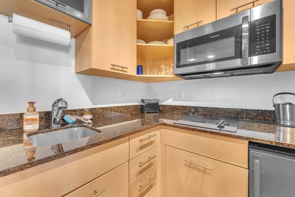 Fridge, microwave, stovetop, dishwasher