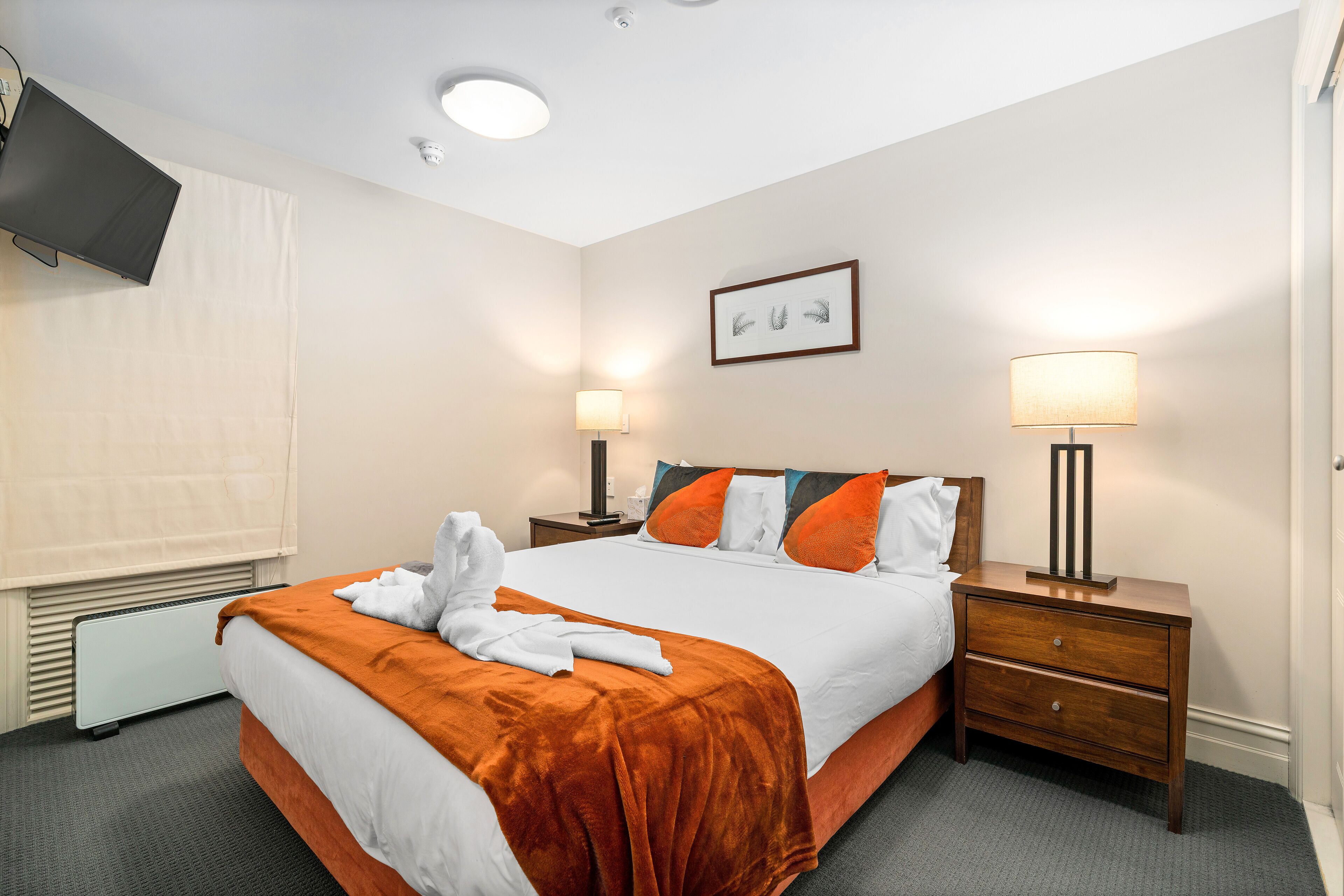 2 habitaciones, tabla de planchar con plancha y cuna de viaje 