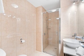 Apartment | Bathroom - THE BEACON - 2 BEDROOM TOWN CENTER APARTMENT 614 (Queenstown)