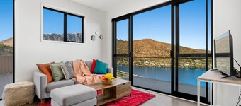 A LUCKIE CHARM - 3-BEDROOM TOWNHOUSE WITH SPECTACULAR VIEW