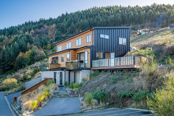 A Luckie Charm - 3-bedroom Townhouse With Spectacular View - Queenstown