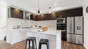 Dúplex | Cocina privada | Refrigerador con congelador, microondas, horno y parrilla de estufa