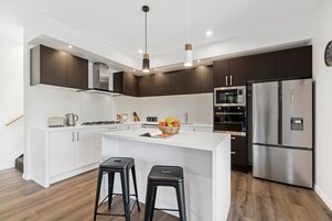 Refrigerador con freezer, microondas, horno, placa de cocina